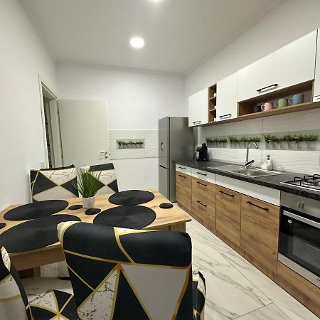 Golden Garden Luxury Apartment In Bukarest Exterior foto