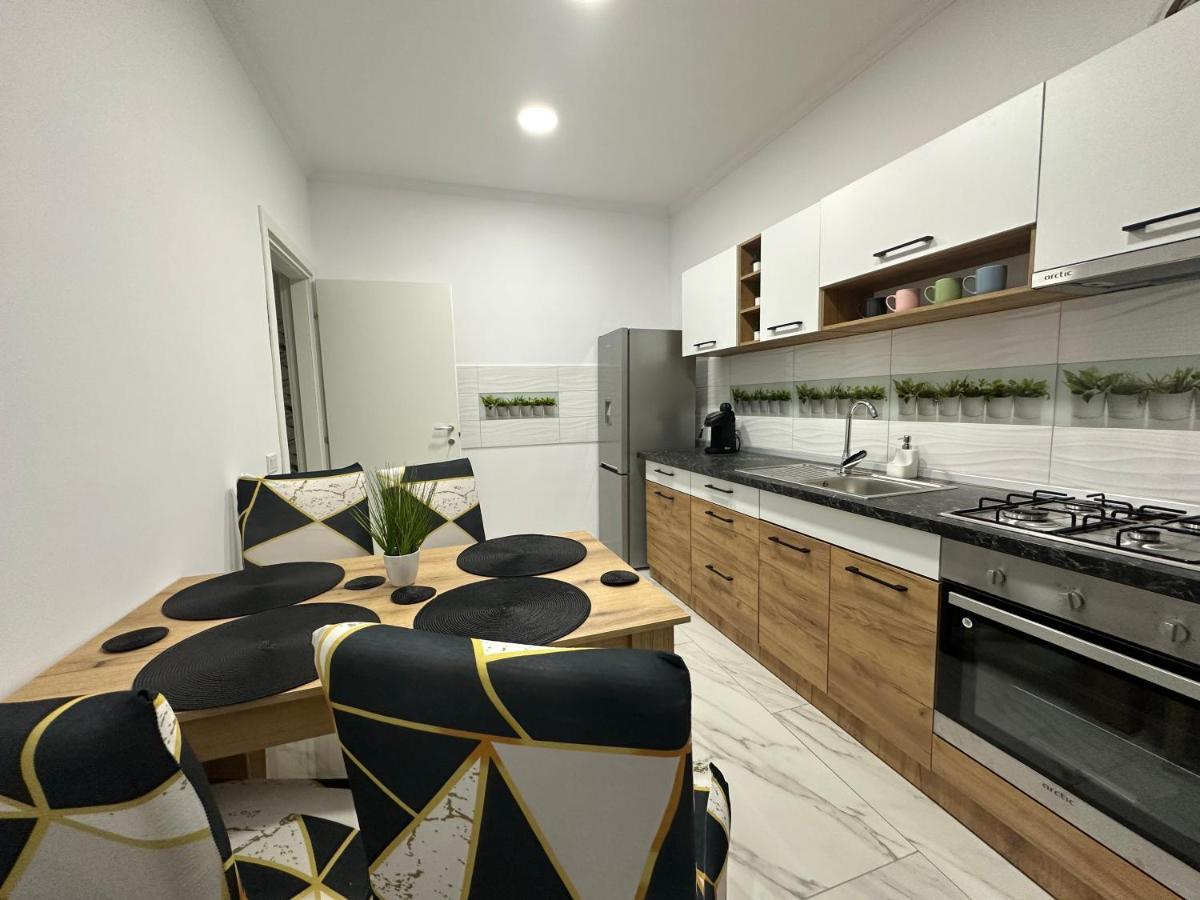 Golden Garden Luxury Apartment In Bukarest Exterior foto