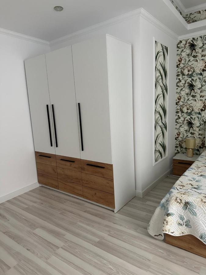 Golden Garden Luxury Apartment In Bukarest Exterior foto