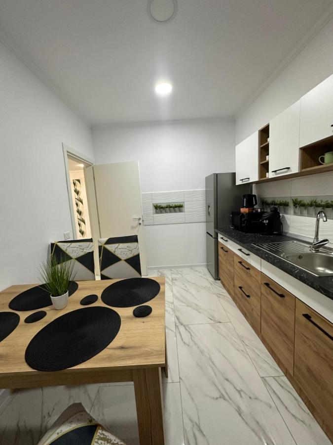 Golden Garden Luxury Apartment In Bukarest Exterior foto