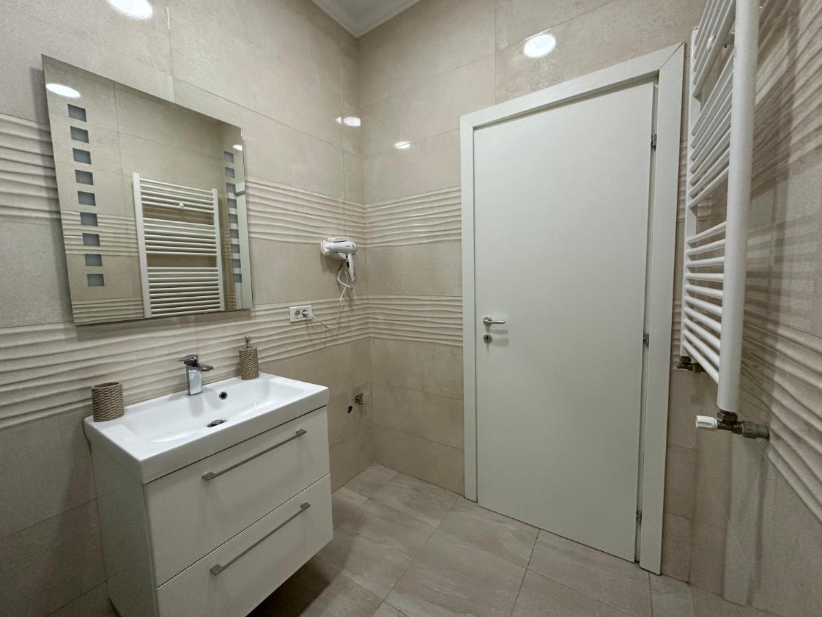 Golden Garden Luxury Apartment In Bukarest Exterior foto