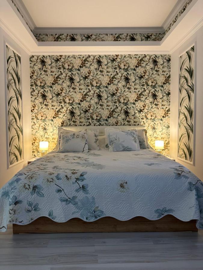 Golden Garden Luxury Apartment In Bukarest Exterior foto